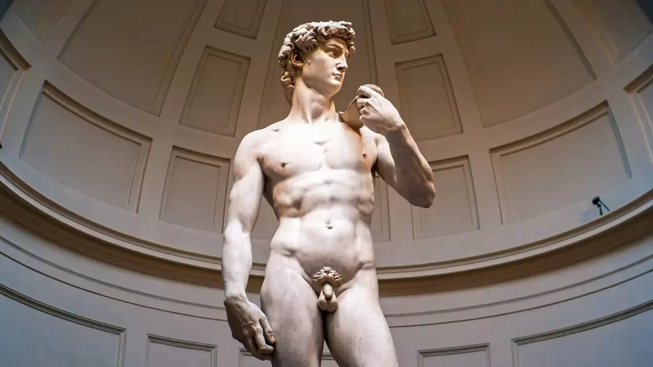 escultura dun home cun fermoso pene