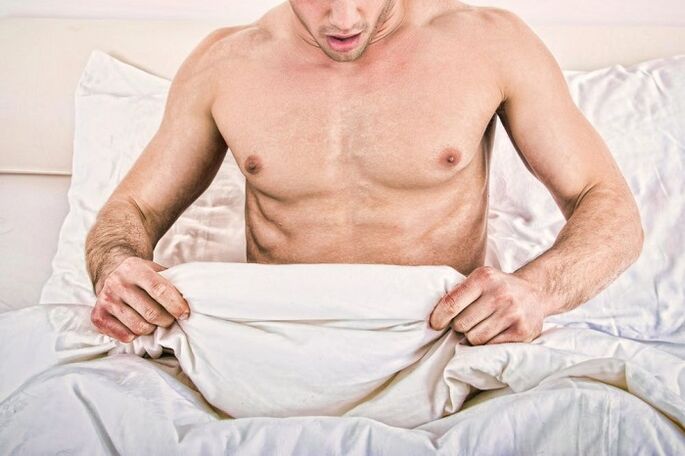 Un home pensa nun aumento do pene