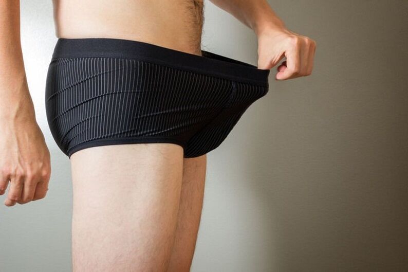 un home mira para abaixo os pantalóns e quere agrandar o pene con refresco