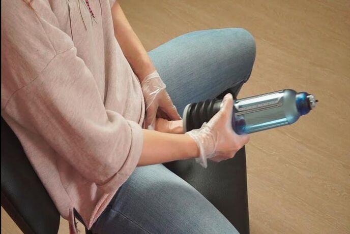 usando unha bomba para agrandar o pene